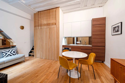 Superb accommodation perfectly located in the centre of Paris, rue Montmartre, a stone's throw from the Jardin Palais-Royal