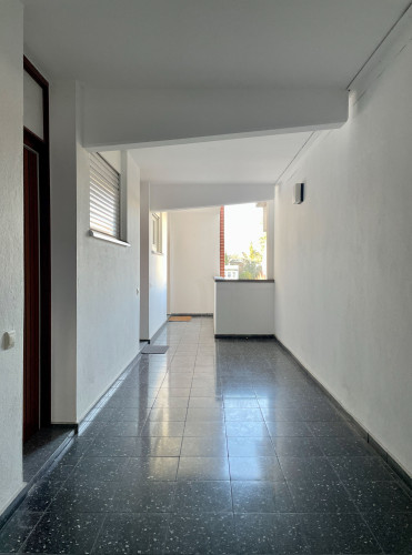 Modern & spacious apartment, fully furnished and renovated.