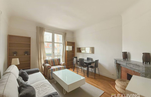 a superb 50m2 one-bedroom apartment located on rue de Vaugirard.