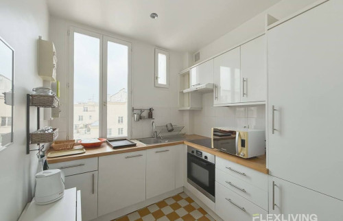 a superb 50m2 one-bedroom apartment located on rue de Vaugirard.