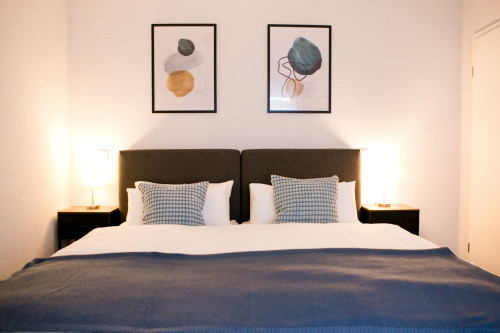 Elegant & Bright Apartment with Balcony – Fully Equipped & Central