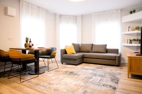 Elegant & Bright Apartment with Balcony – Fully Equipped & Central