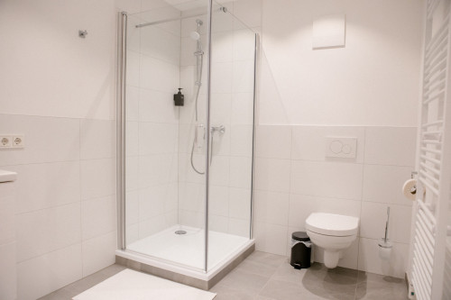 Stylish & Modern 1-Bedroom Apartment with Kitchen & Bathroom - Gallery - 9