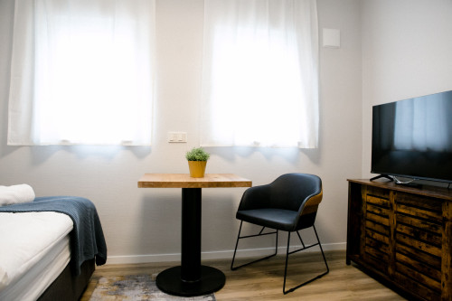 Stylish & Modern 1-Bedroom Apartment with Kitchen & Bathroom - Gallery - 20