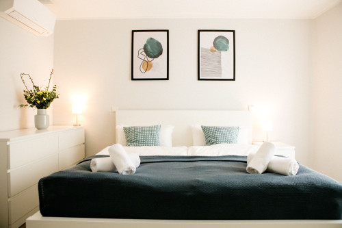 Stylish & Modern 1-Bedroom Apartment with Kitchen & Bathroom