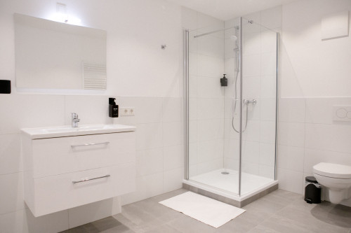 Stylish & Modern 1-Bedroom Apartment with Kitchen & Bathroom - Gallery - 7