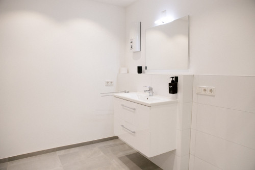 Stylish & Modern 1-Bedroom Apartment with Kitchen & Bathroom - Gallery - 8