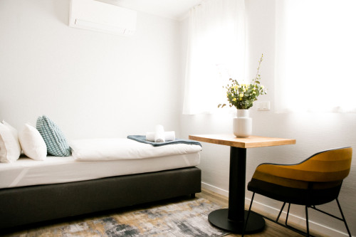 Stylish & Modern 1-Bedroom Apartment with Kitchen & Bathroom - Gallery - 21