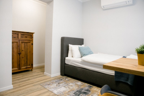 Stylish & Modern 1-Bedroom Apartment with Kitchen & Bathroom - Gallery - 22
