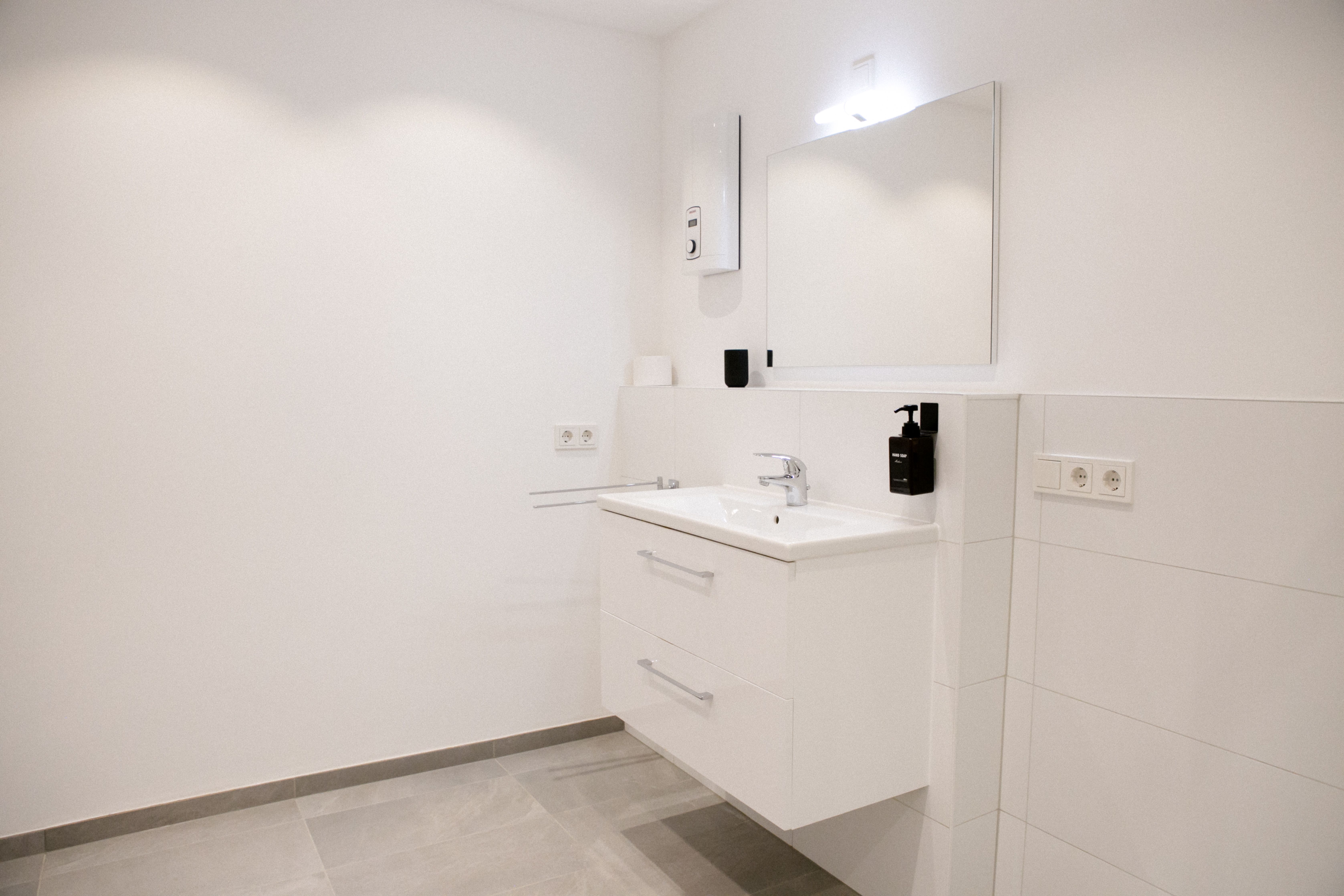  Stylish & Modern 1-Bedroom Apartment With Kitchen & Bathroom  -  Stylish & Modern 1-Bedroom Apartment with Kitchen & Bathroom  - Gallery -  8