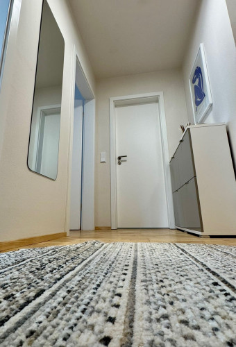 Exclusive temporary living – newly renovated 2-room apartment with underground parking, elevator, and two balconies in a prime location - Gallery - 11