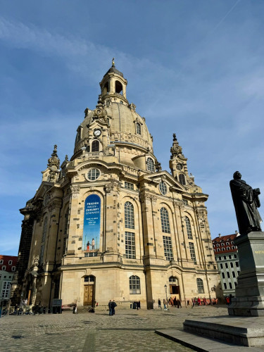 Exclusive temporary living – newly renovated and furnished 2-room apartment with two balconies & underground parking in Dresden-Blasewitz
