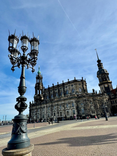 Exclusive temporary living – newly renovated and furnished 2-room apartment with two balconies & underground parking in Dresden-Blasewitz