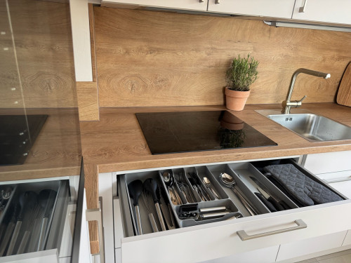 Exclusive temporary living – newly renovated 2-room apartment with underground parking, elevator, and two balconies in a prime location - Gallery - 19
