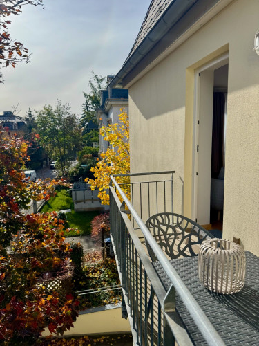 Exclusive temporary living – newly renovated 2-room apartment with underground parking, elevator, and two balconies in a prime location - Gallery - 8