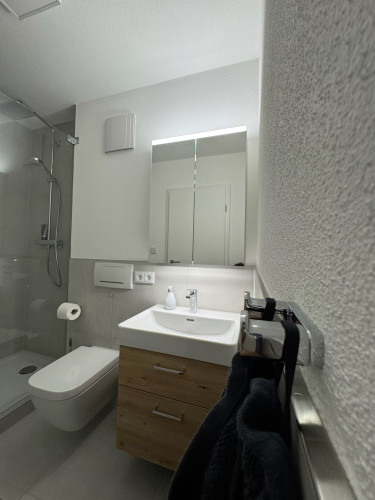 Exclusive temporary living – newly renovated 2-room apartment with underground parking, elevator, and two balconies in a prime location - Gallery - 13