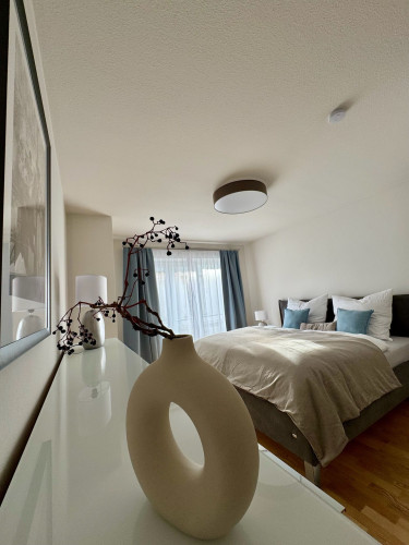 Exclusive temporary living – newly renovated 2-room apartment with underground parking, elevator, and two balconies in a prime location - Gallery - 24