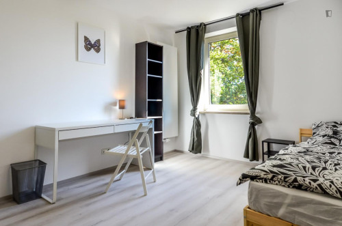Large single bedroom in Sendling