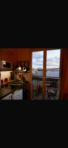Studio meublé au dernier étage avec balcon et vue panoramique – Paris 11e