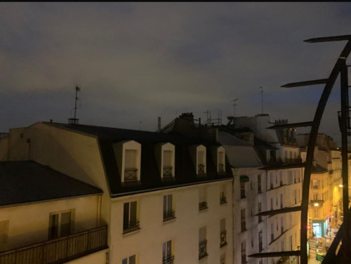 Studio meublé au dernier étage avec balcon et vue panoramique – Paris 11e