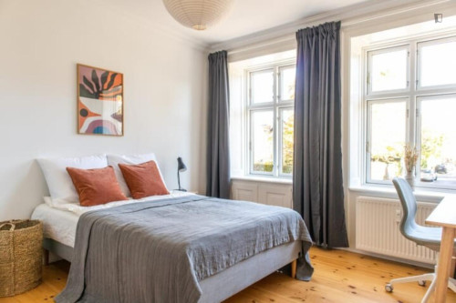 Stylish single bedroom in shared flat in Århusgade Syd