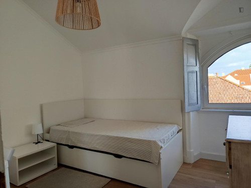 Irresistible Single Bedroom close to Parede Train Station
