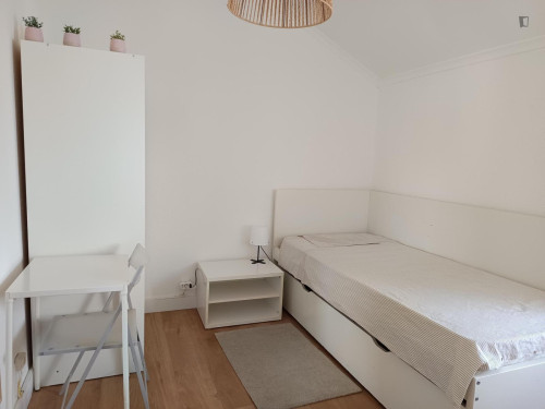 Irresistible Single Bedroom close to Parede Train Station