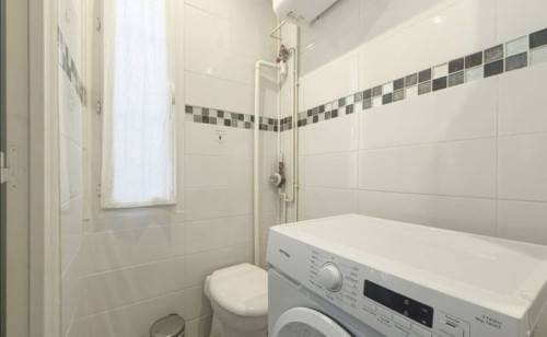 a charming 27m2 one-bedroom apartment, located on the 2nd floor of a building on rue de Fécamp.