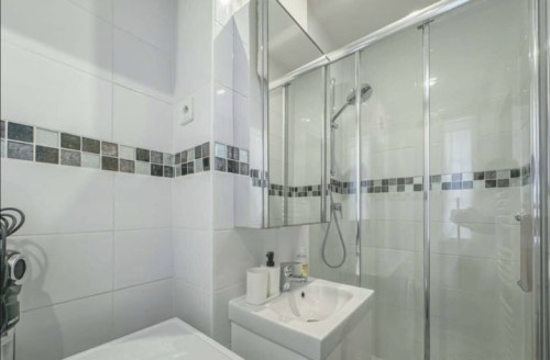 a charming 27m2 one-bedroom apartment, located on the 2nd floor of a building on rue de Fécamp.