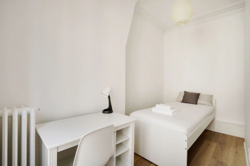 Very nice flat located in the heart of the Alesia district, completely refurbished and decorated with taste.