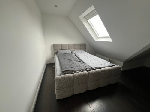 Modern and charming apartment with AC in historical building in walking distance to the ICE train station.