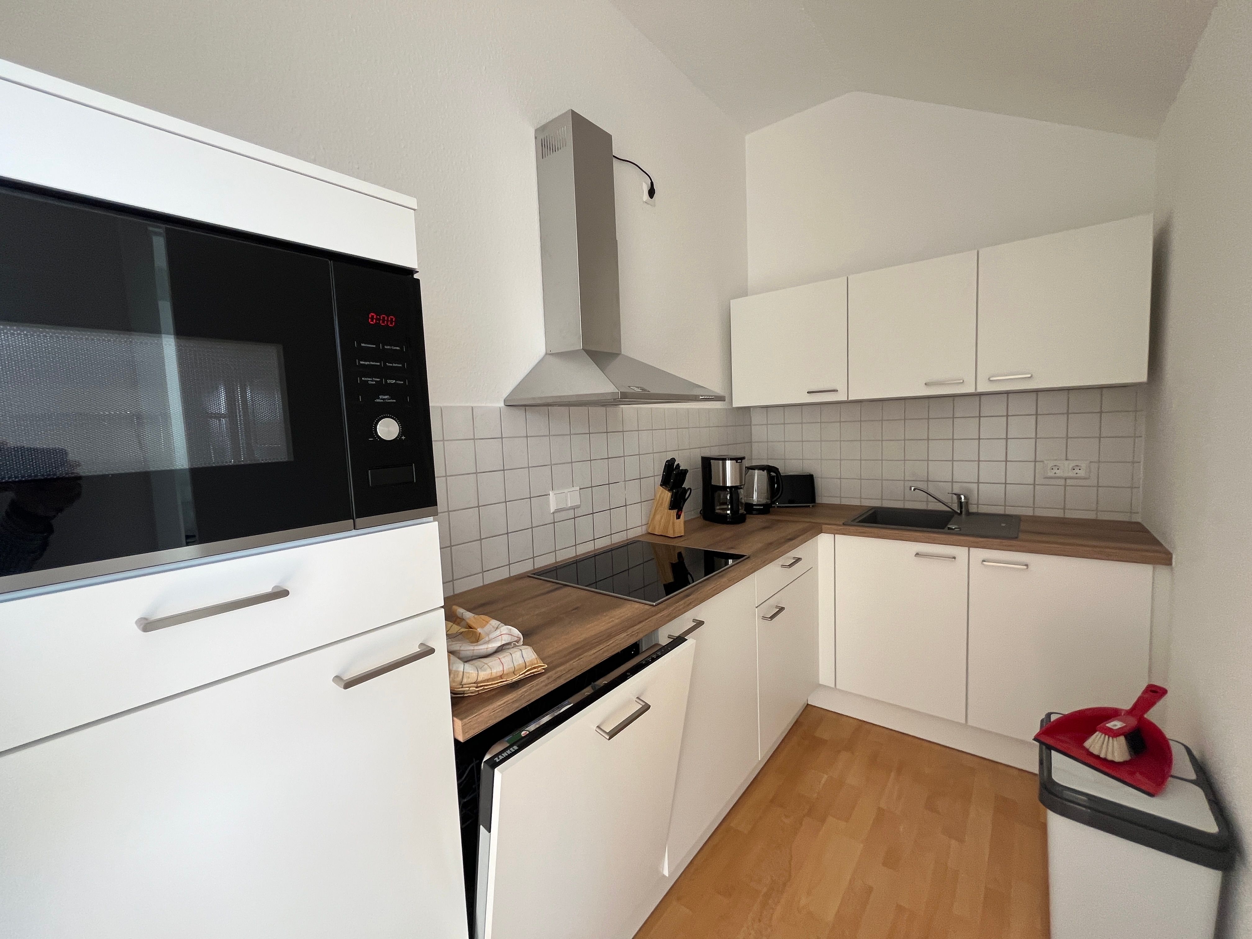 Compact And Comfortable: Fully Furnished 2-Room Top-Floor Apartment With Terrace - 3