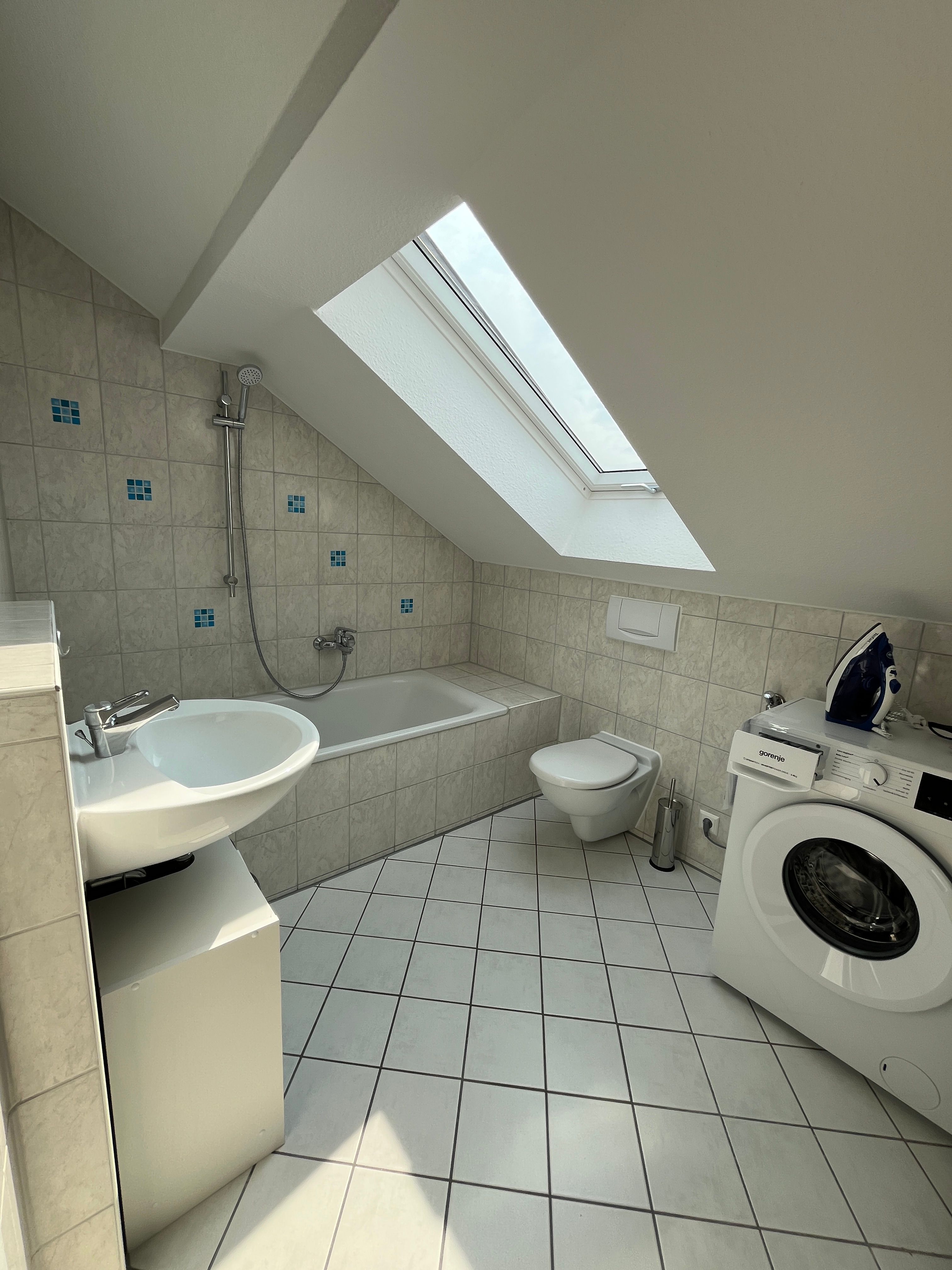 Compact And Comfortable: Fully Furnished 2-Room Top-Floor Apartment With Terrace - 4