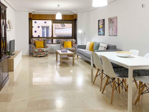 Double bedroom in a 3-bedroom apartment near Castell de la Santa Bàrbara
