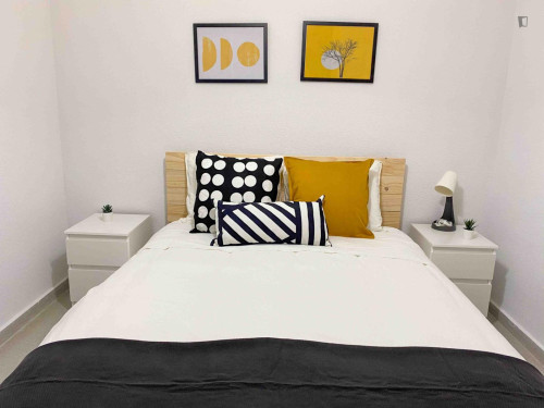 Double bedroom in a 3-bedroom apartment near Castell de la Santa Bàrbara