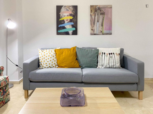 Double bedroom in a 3-bedroom apartment near Castell de la Santa Bàrbara