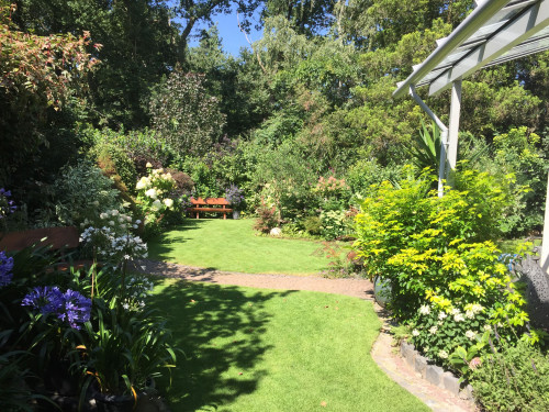 Green and quiet living with 2 bedrooms and your own south-facing terrace in a high-quality 3-room ground floor apartment