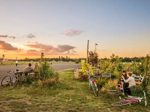 Bright and freshly renovated studio apartment with balcony in Neukölln