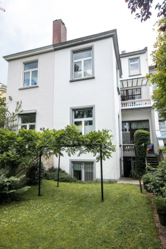 Centrally located old building in Bonn's former government district. Furnished, large apartment on the first floor.