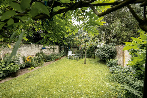 Centrally located old building in Bonn's former government district. Furnished, large apartment on the first floor.