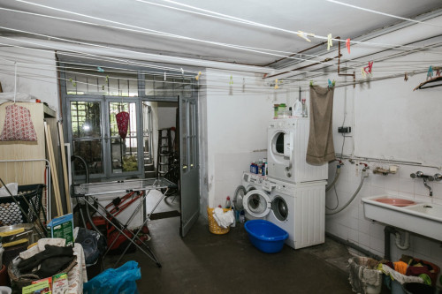 Centrally located old building in Bonn's former government district. Furnished, large apartment on the first floor.