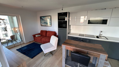 Moderne 2-Zimmer-Wohnung, voll möbliert, mit Loggia & Zugang zur Dachterrasse in München-Pasing