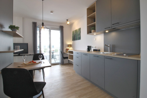 Fully furnished apartment including Wi-Fi/TV, fitted kitchen, underfloor heating, parquet flooring.
