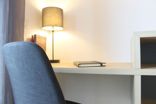 Fully furnished apartment including Wi-Fi/TV, fitted kitchen, underfloor heating, parquet flooring.