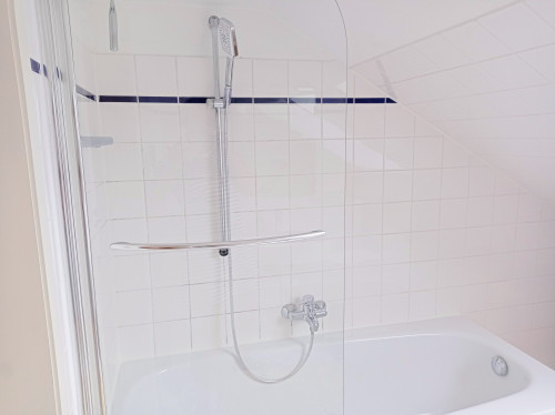 Top location! Bright 3 room flat with roof top terrace