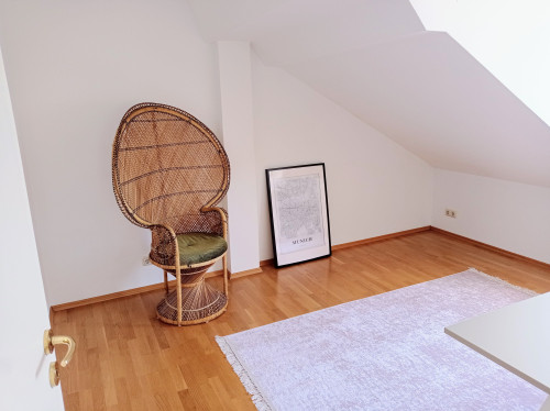 Top location! Bright 3 room flat with roof top terrace