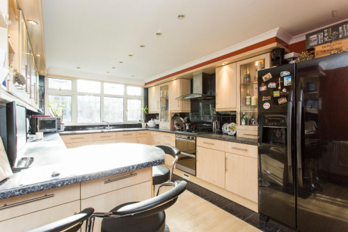 Double bedroom placed near Clayhall Park - Gallery - 7