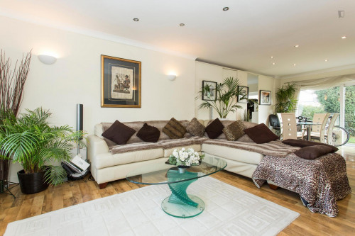 Double bedroom placed near Clayhall Park - Gallery - 6