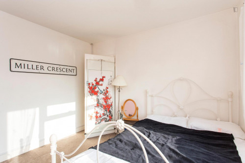 Double bedroom placed near Clayhall Park