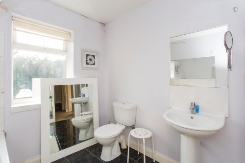 Double bedroom placed near Clayhall Park - Gallery - 12